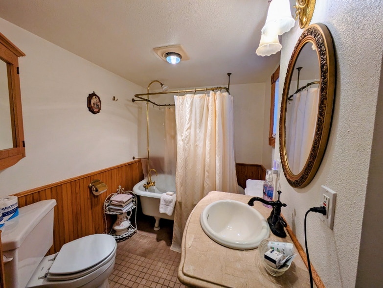 Building Photo - 202 E 3rd High St