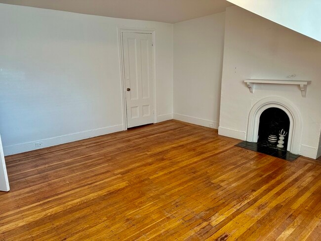 Building Photo - 107 Charles St