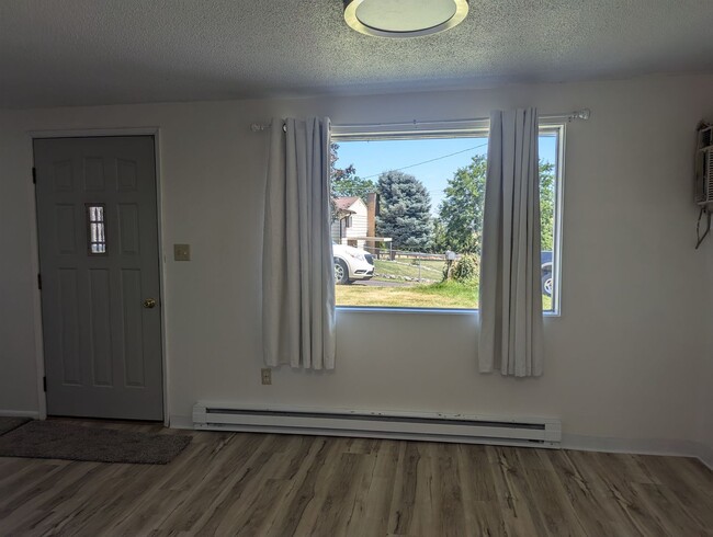 Building Photo - 2 Bedroom Pet-friendly Clarkston Apartment...