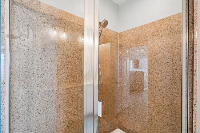 Building Photo - 9815 S Thomas Dr