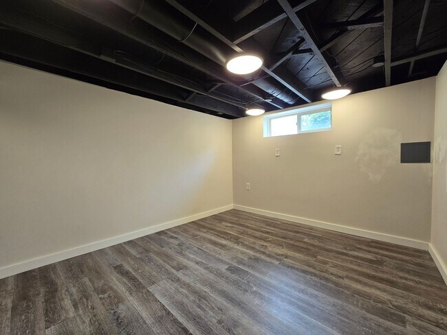 Building Photo - 1631 Oakes Ave
