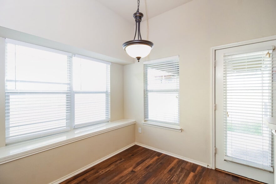 Building Photo - 109 Creekview Dr