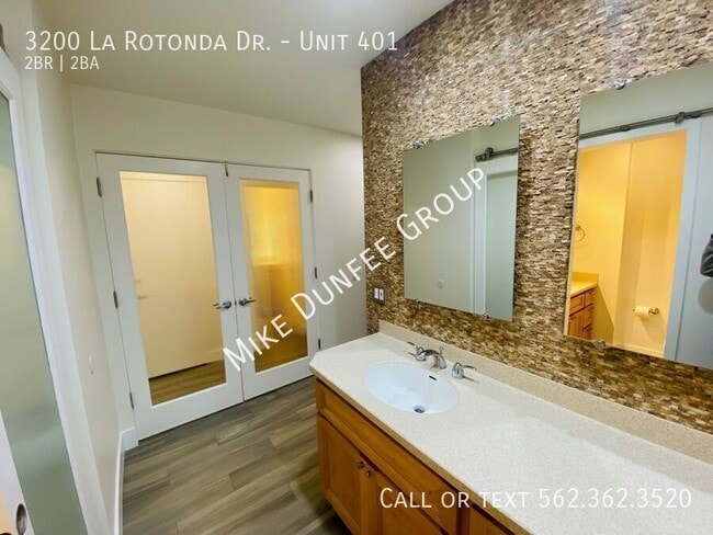 Building Photo - 3200 La Rotonda Dr