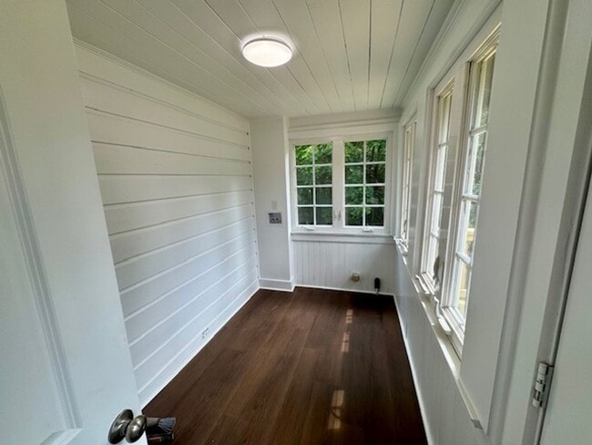 Building Photo - Renovated 3 Bedroom/2 Bath Home