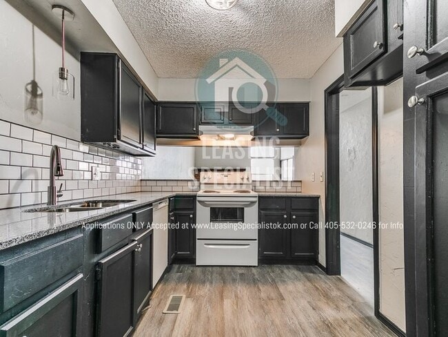 Building Photo - Spacious Updated 3 Bed 2 bath Home