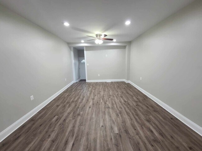 Building Photo - 3 Bedroom Townhouse in pigtown