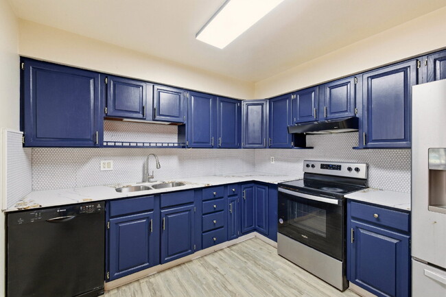 Building Photo - Split Level Home Features 4BD/2BA, Large Backyard and Deck. Newly Renovated Kitchen!  Convenient ...