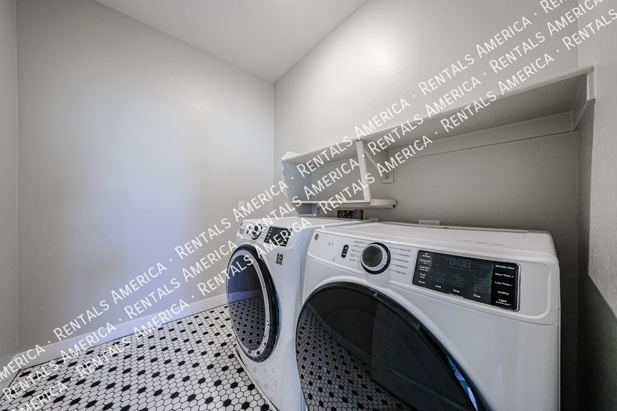 Building Photo - 1321 W Coyote Dr