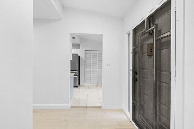 Building Photo - 5054 Golfview Ct