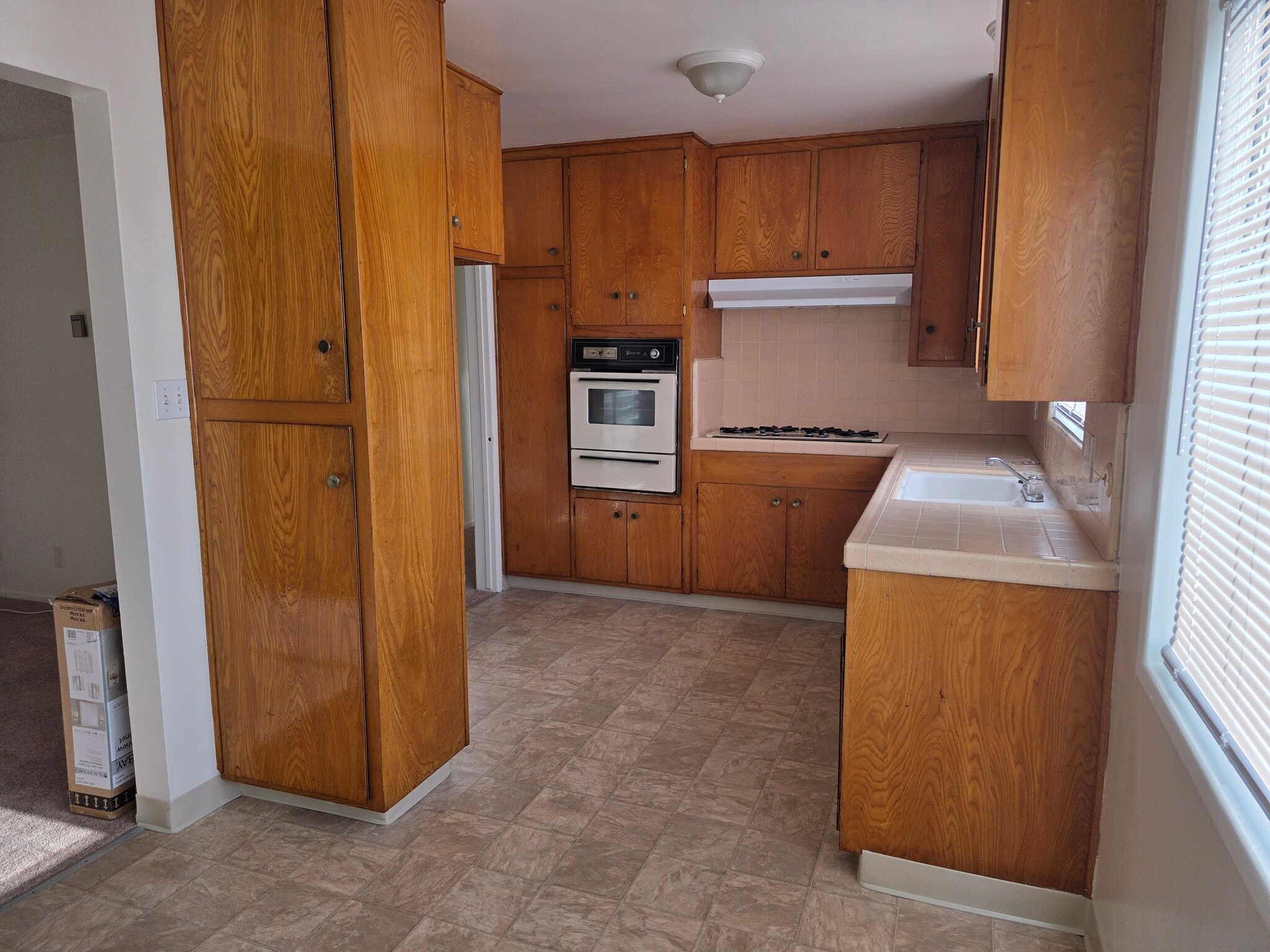 Building Photo - 641 Border Ave