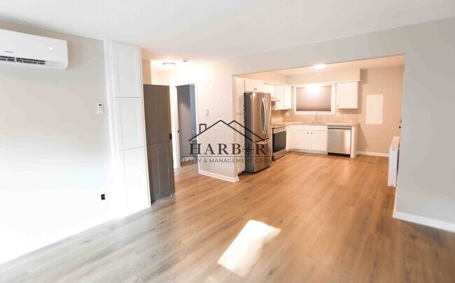 Building Photo - Fully Renovated 2 Bedroom!