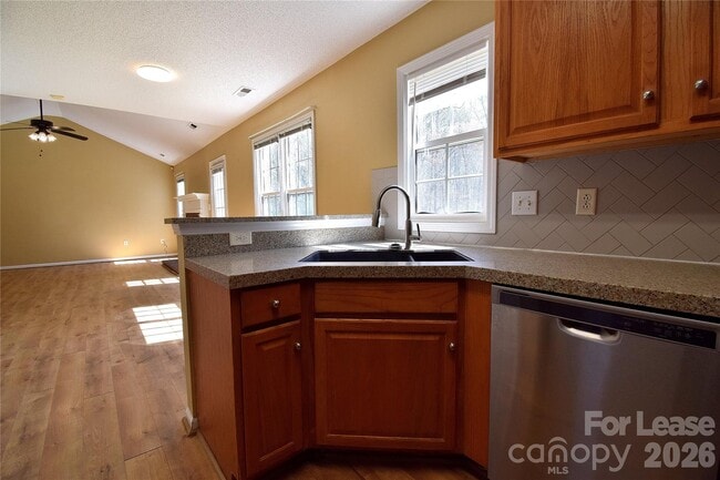 Building Photo - 614 Meadowbrook Dr