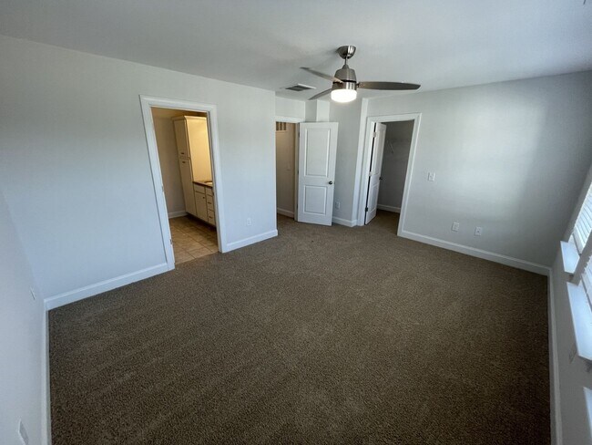 Building Photo - 3 Bd 3.5 Ba end unit townhouse