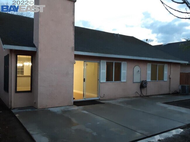 Building Photo - 1205 Cribari Dr