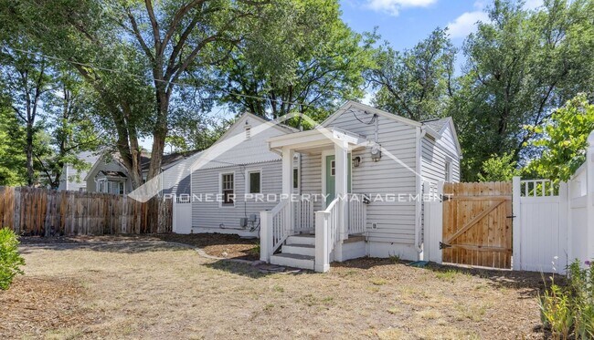 Building Photo - Charming Bungalow in Patty Jewett Neighborhood! 3bed, 2 bath, Enclosed yard, 1 car garage, carport