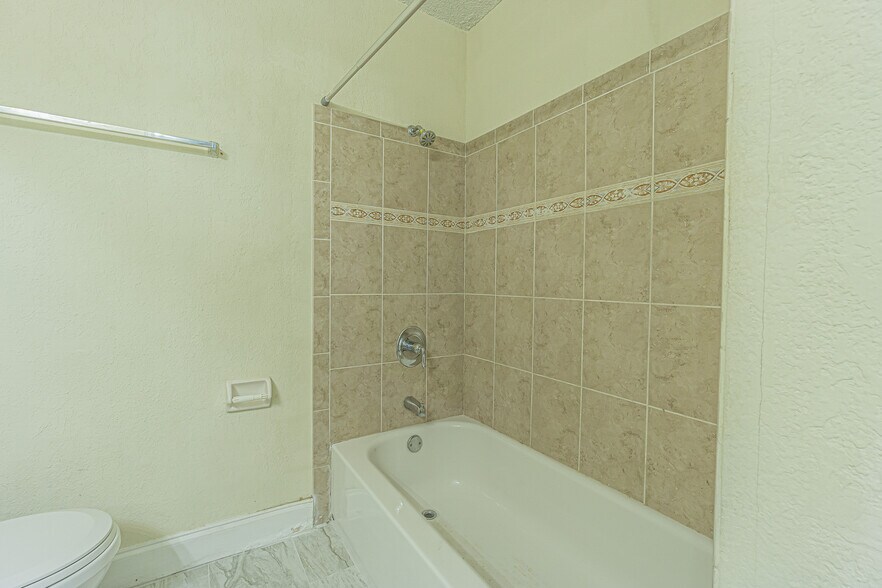 Building Photo - 2818 Somerset Park Dr