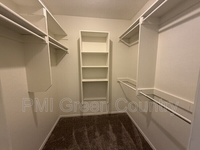 Building Photo - 6028 S 90th E Pl