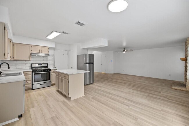 Building Photo - 8703 Cretys Cove