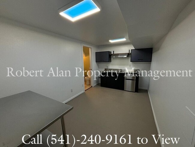 Building Photo - 916 SE Byers Ave