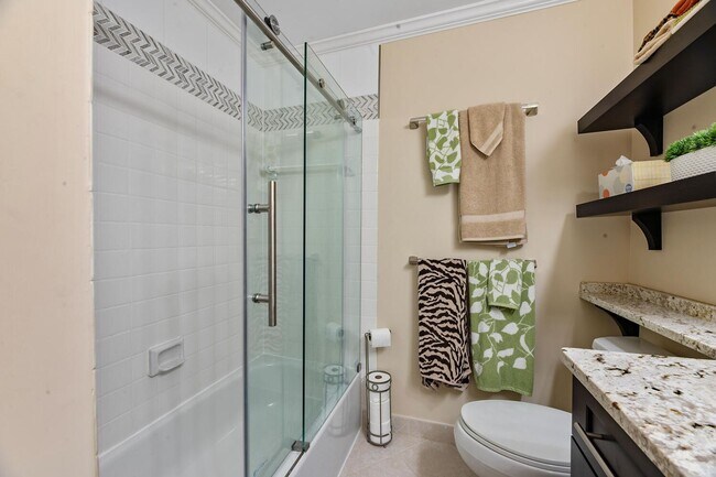 Building Photo - 4 Bedroom, 3.5 Bath Furnished Townhouse Available