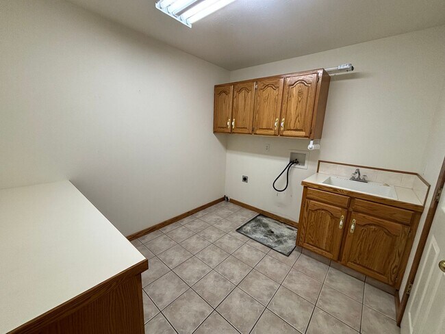 Building Photo - Beautiful 2 Bedroom 2 Bathroom Storage Galore!