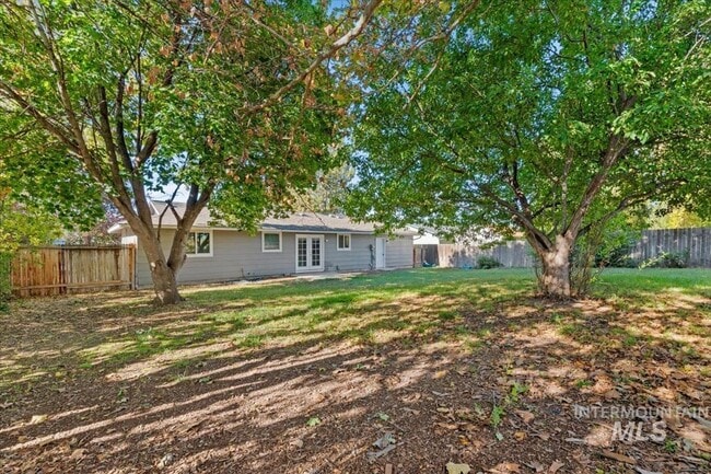 Building Photo - Updated Kuna Home with Private Backyard