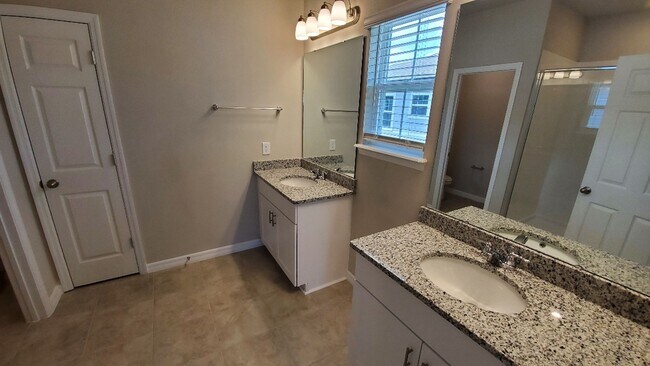 Building Photo - Lovely 4 bedroom townhome in Venetian Bay