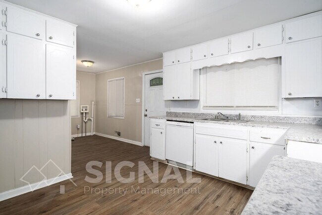 Building Photo - 5117 Highland Ave