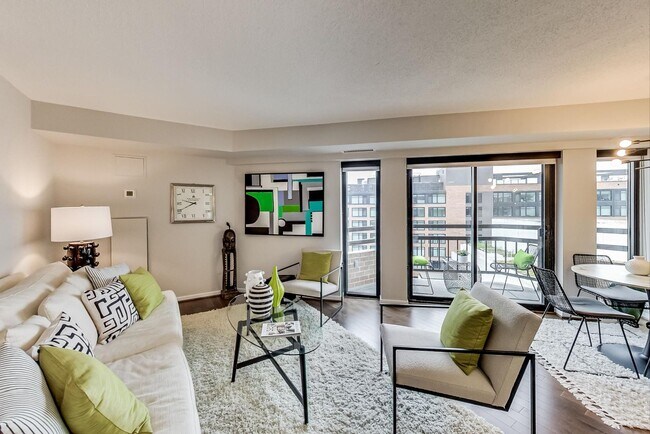 Building Photo - 2-bedroom, 1-bath condo in the sought-afte...