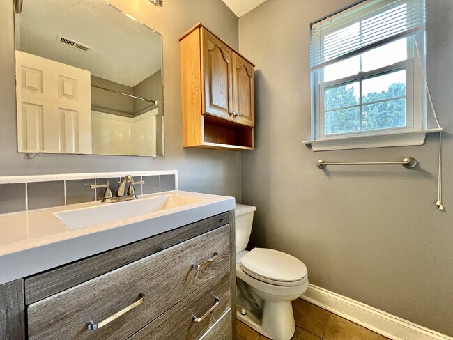Building Photo - CONVENIENT LOCATION 3 Bedroom