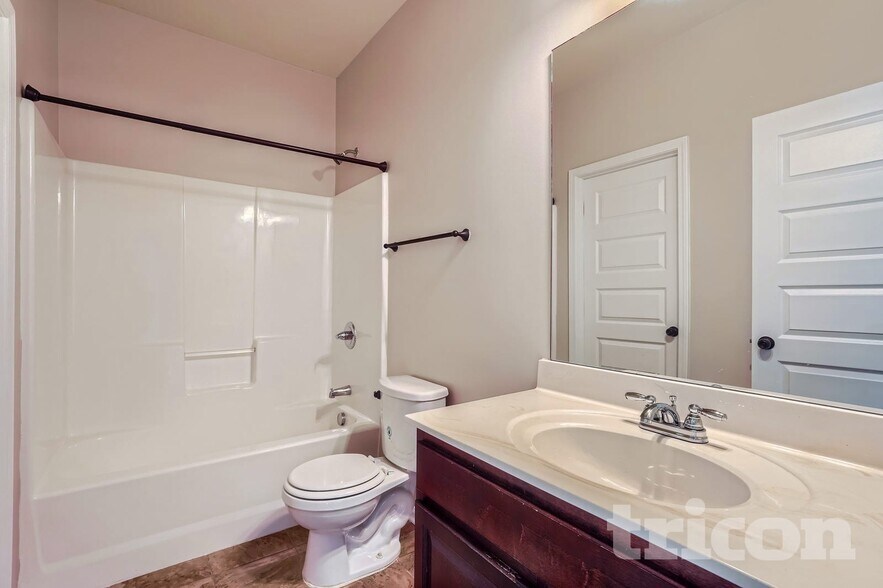 Building Photo - 744 Effendi Pl