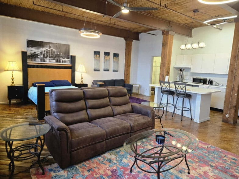 Building Photo - 227 Iron St