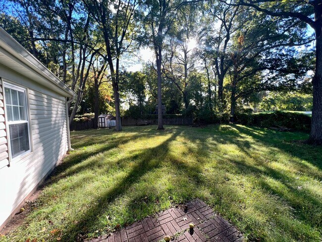 Building Photo - Fantastic 3 Bed 2 Bath Home Sitting On A S...