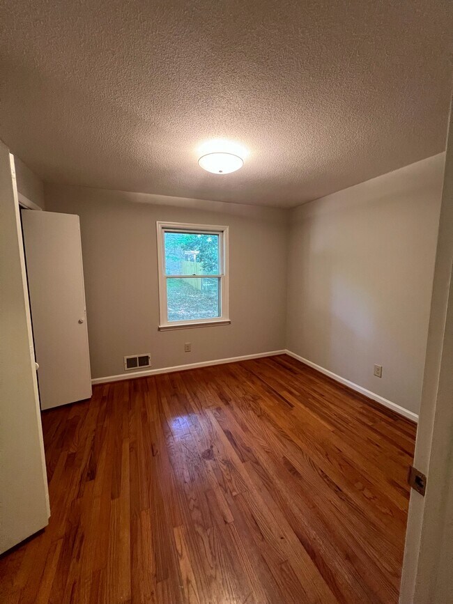 Building Photo - 150 Chinquapin Way