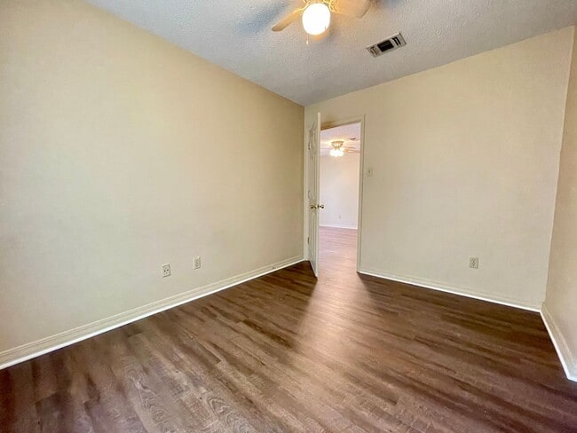 Building Photo - 402 W Florida Ave