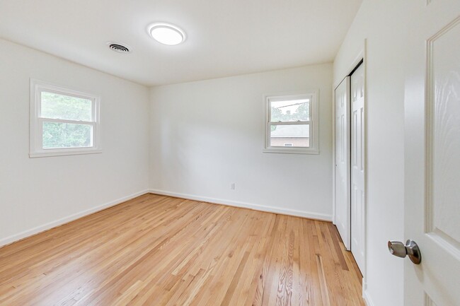 Building Photo - 5 Bed / 3 Bath / deep lot/ 2 driveways and...