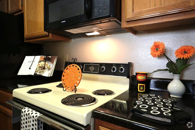 1BR, 1.5BA 845 SF - Kitchen - Windsong Village