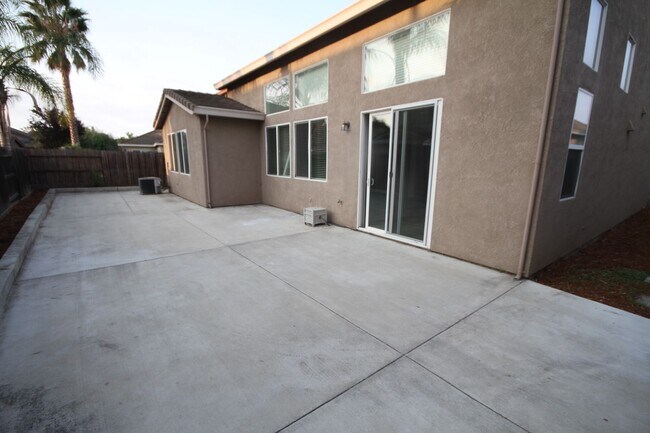 Building Photo - 3 Bed| 2.5 Bath | 2448 SF | 2 Separate Garages | Two Story Home | Tenant pays $190 for WS&G.