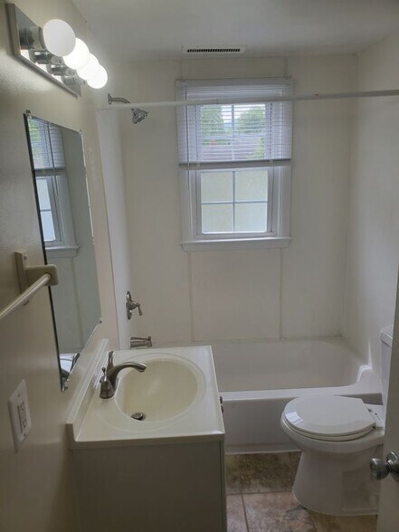 Building Photo - 221 Fletcher St