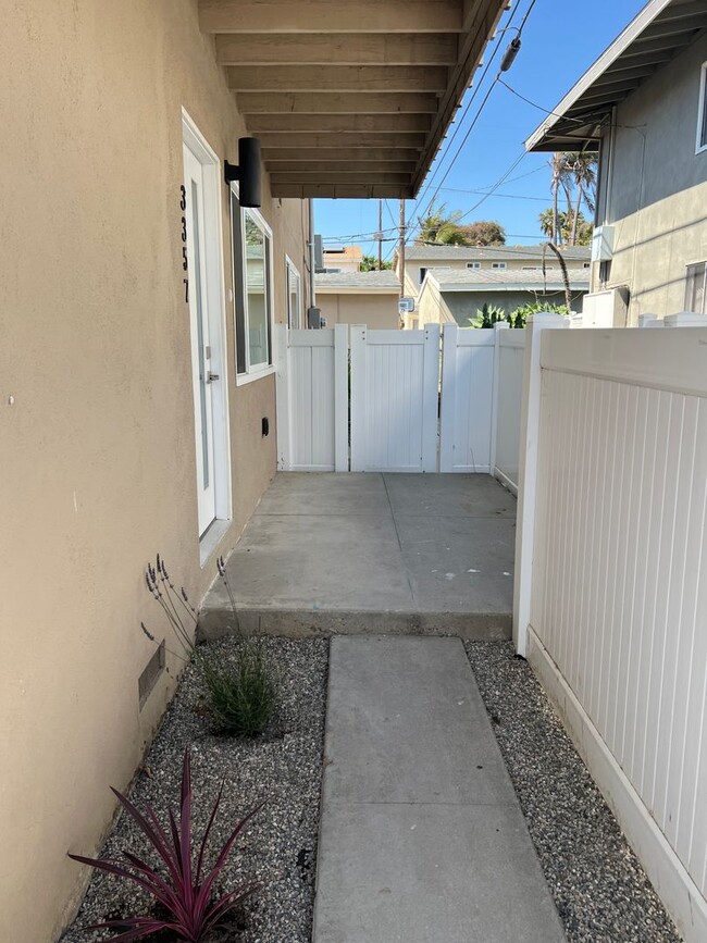 Building Photo - Midtown Gorgeous Updated Apartment! 2/2 downstairs!