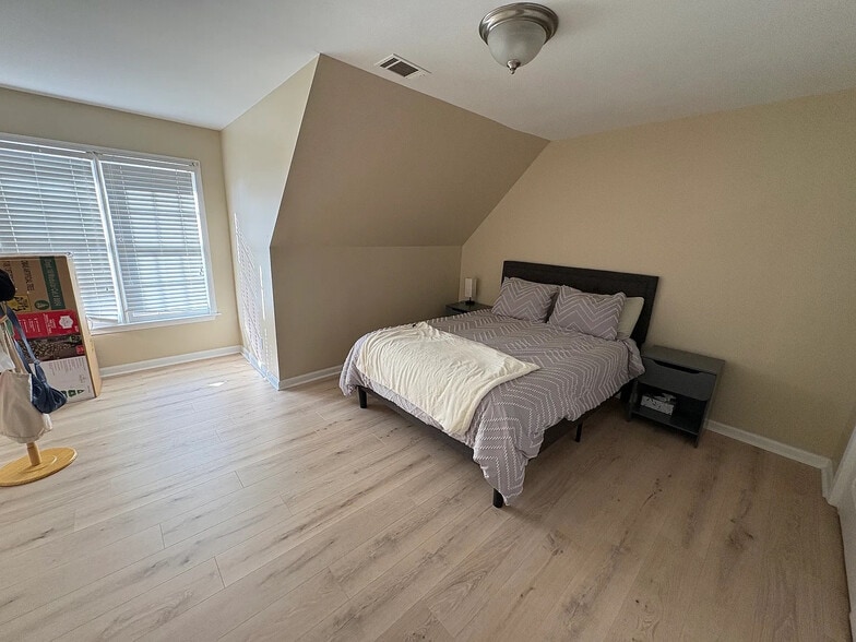 Building Photo - Room in House on Mountain Oaks Pkwy