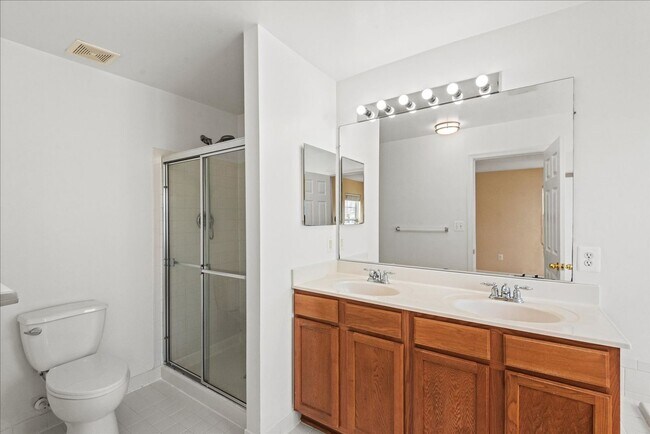 Building Photo - Modern Comfort Meets Convenience, Close to...