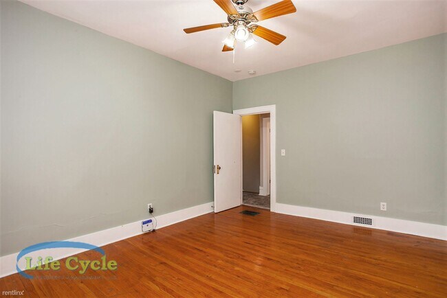 Building Photo - 2 br, 1 bath Triplex - 248 Henry Ave SE