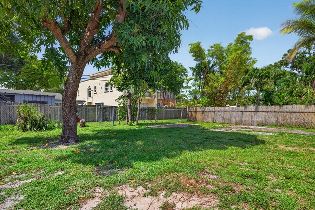 Building Photo - 423 SW 11th Ct
