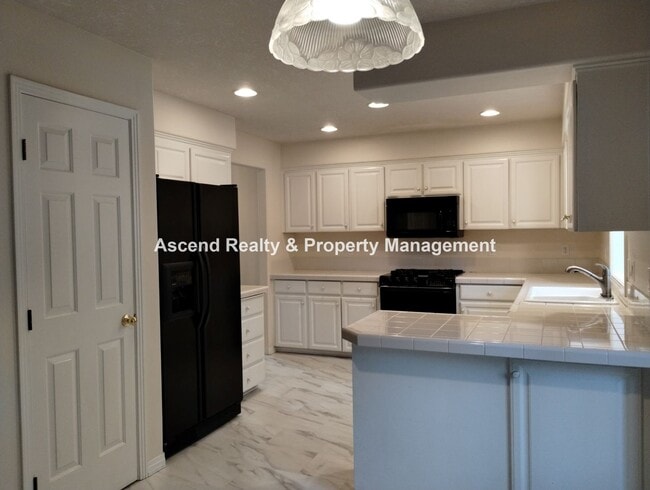 Building Photo - Garden Home 4 Bed & Office Quick Access to Beaverton/Dntn PDX, Rec Center, Washington Square