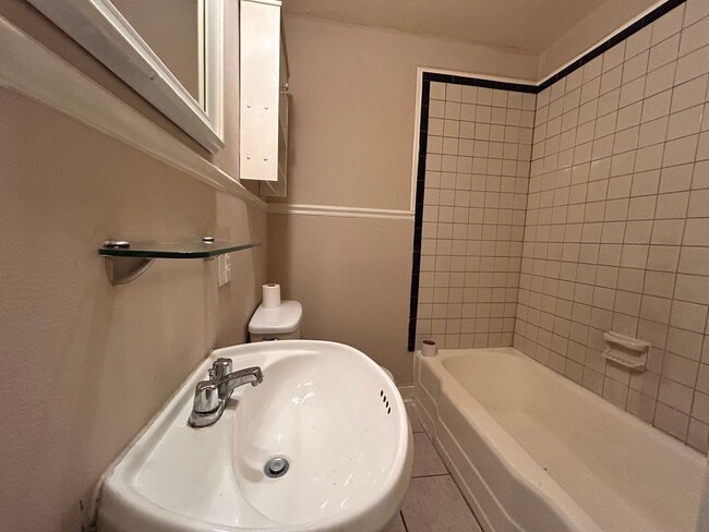 Building Photo - Adorable 3 Bedroom 1 Bathroom
