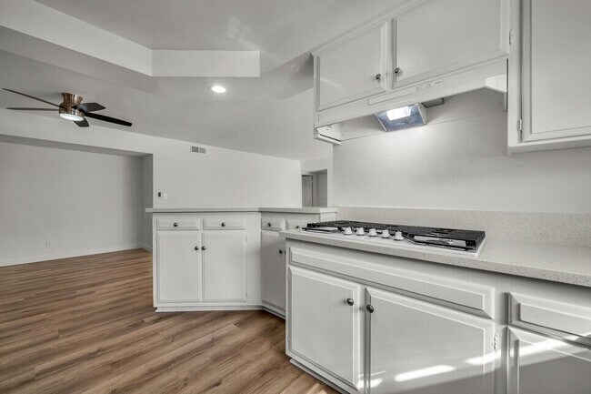 Building Photo - Stunning HUGE Top-floor 2+2