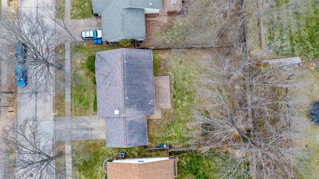 Building Photo - 215 Shadyoak Dr