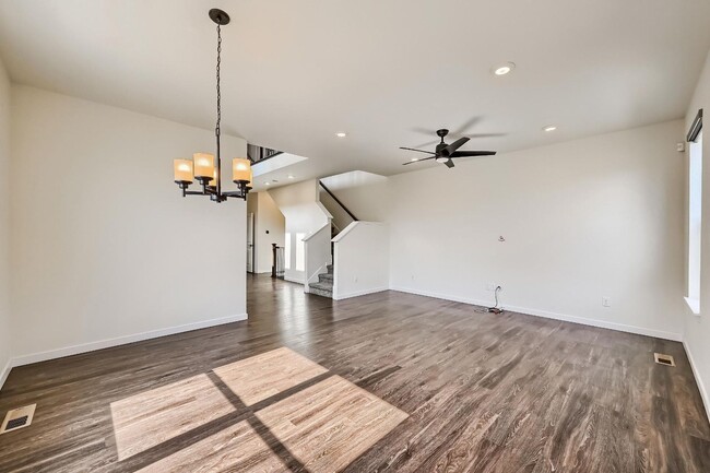Building Photo - 3 Bedroom Townhome in Englewood