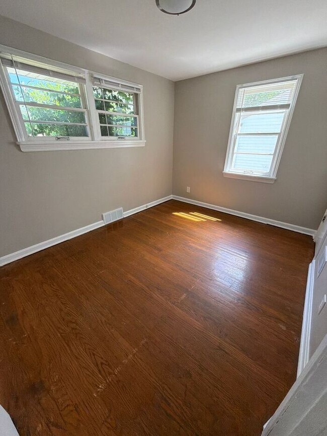 Building Photo - Charming 3-bedroom, 2-bathroom single-family